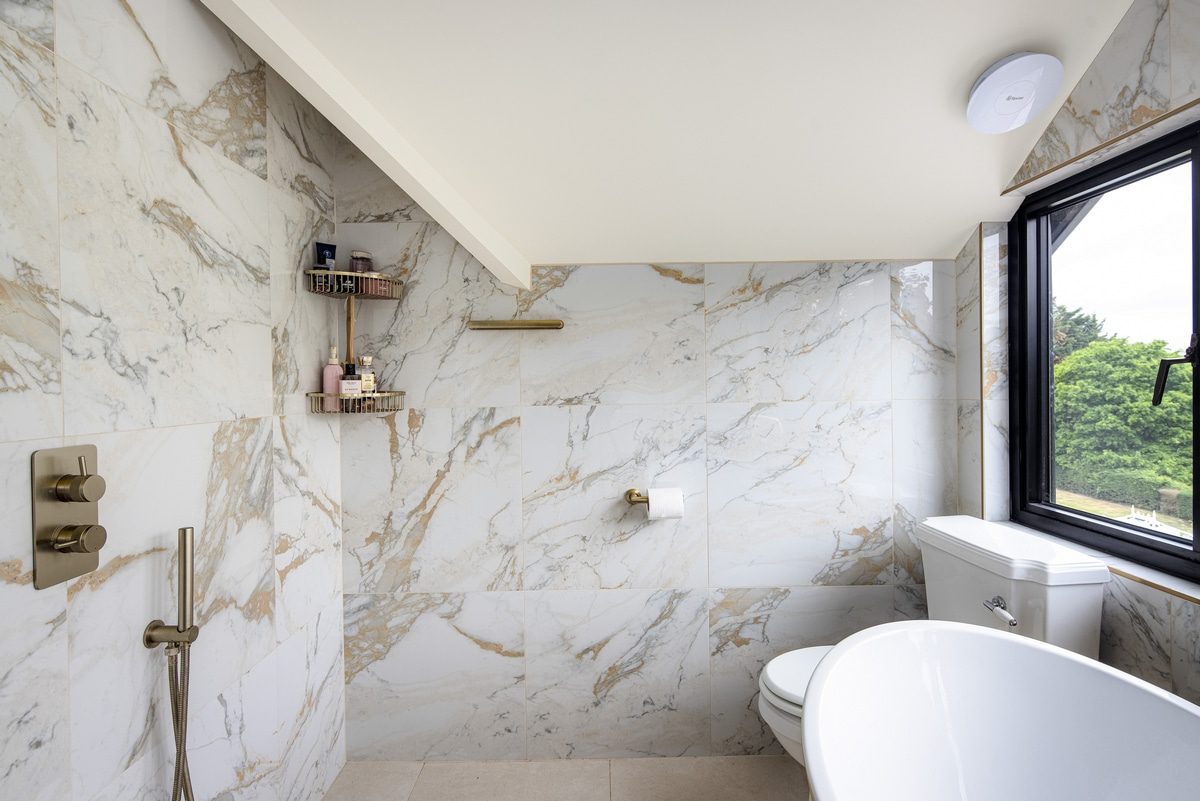 2_Bathroom.jpg